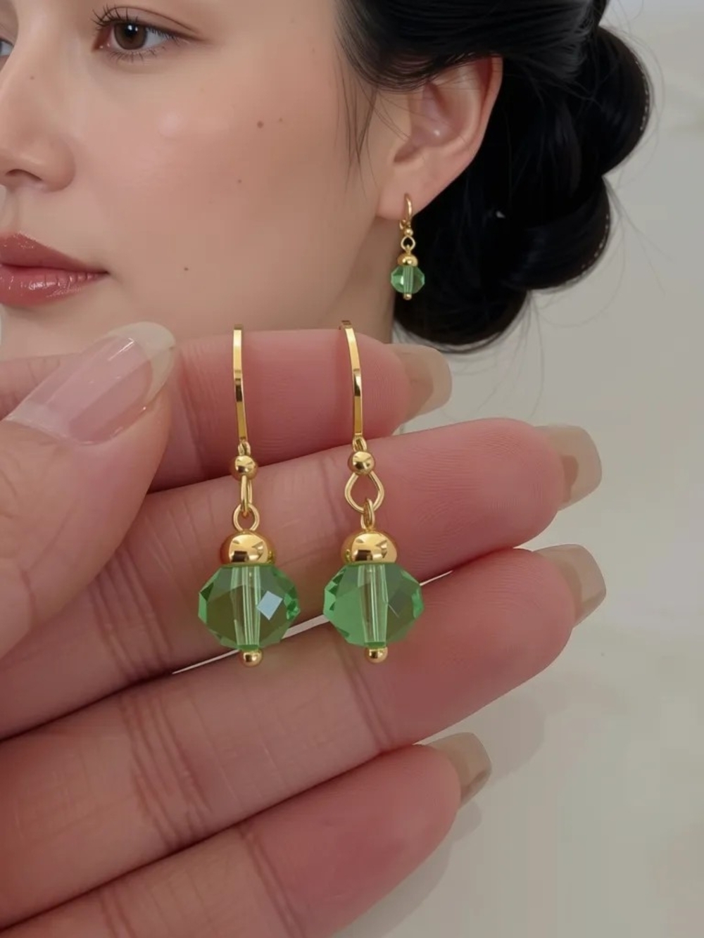 💚 Green Crystal & 18K Gold-Plated Stainless Steel Earrings.